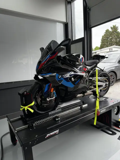 BMW M1000 RR na bike dynou